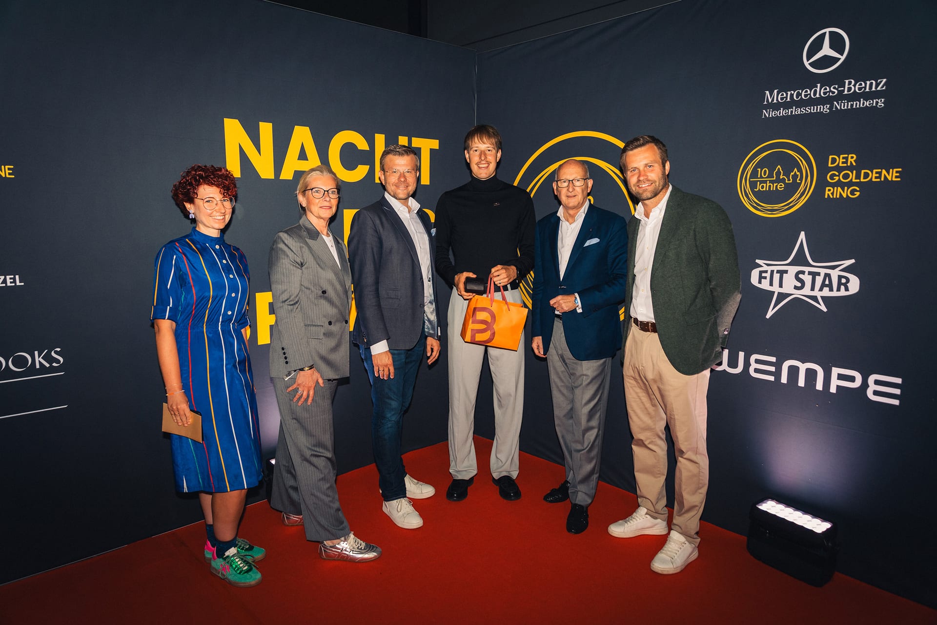 Lilly Sellak und Taliso Engel als Sportlerin und Sportler des Jahres auf rotem Teppich vor dem von ihnen gewonnenen Mercedes-Benz